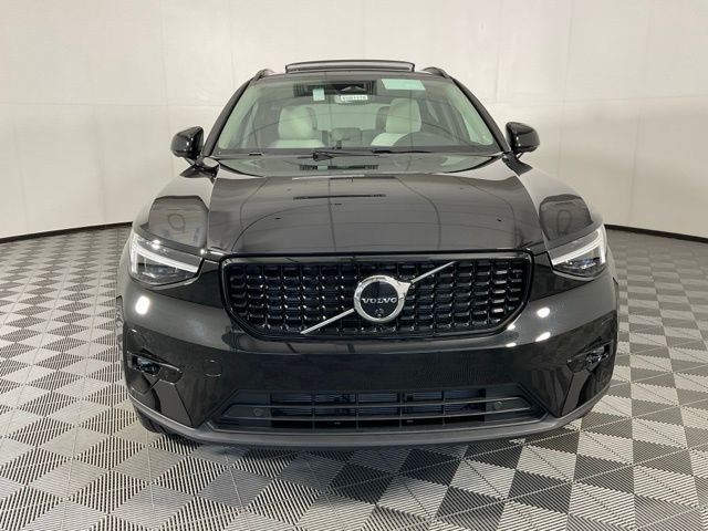 2025 Volvo XC40 Plus photo 2