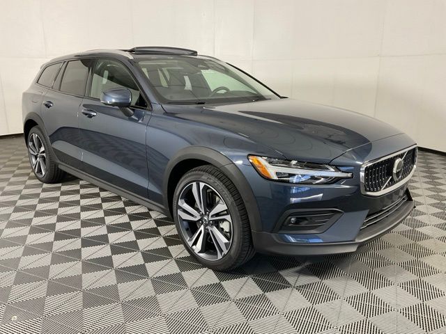 2026 Volvo V60 Cross Country B5 Plus photo 3