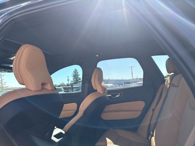 2025 Volvo XC60 Hybrid T8 photo 3