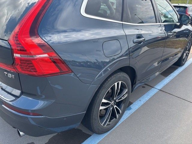 2019 Volvo XC60 Hybrid T8 Momentum photo 3