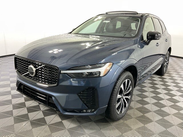 2025 Volvo XC60 B5 Core photo 2