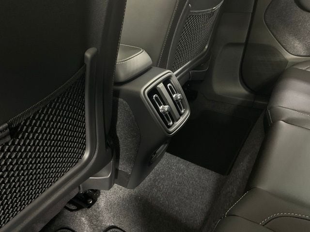 2026 Volvo XC40 Plus - Photo 20