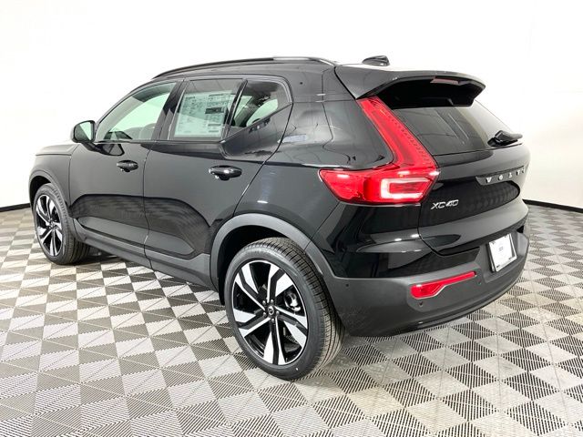 2025 Volvo XC40 photo 4