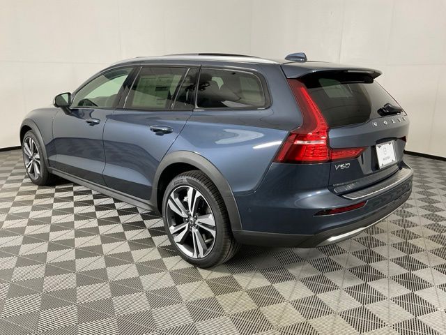 2026 Volvo V60 Cross Country B5 Plus photo 4