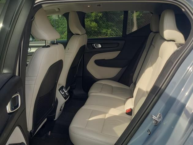2023 Volvo XC40 AWD Ultimate photo 4