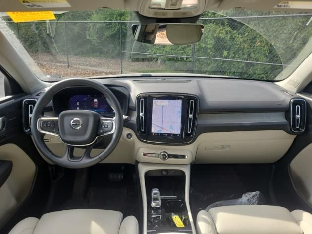2023 Volvo XC40 AWD Ultimate photo 3