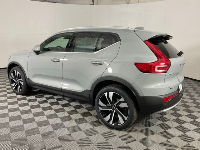 2025 Volvo XC40 photo 4