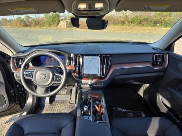 2024 Volvo XC60 B5 Plus photo 2