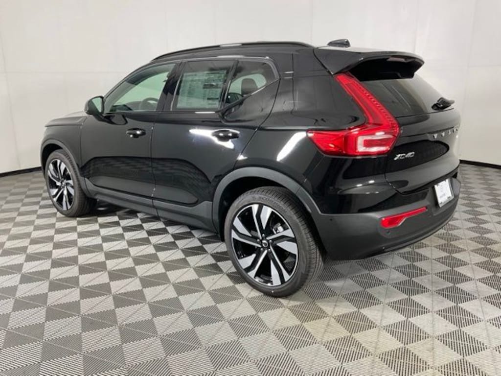 New 2026 Volvo XC40 B5 Ultra SUV