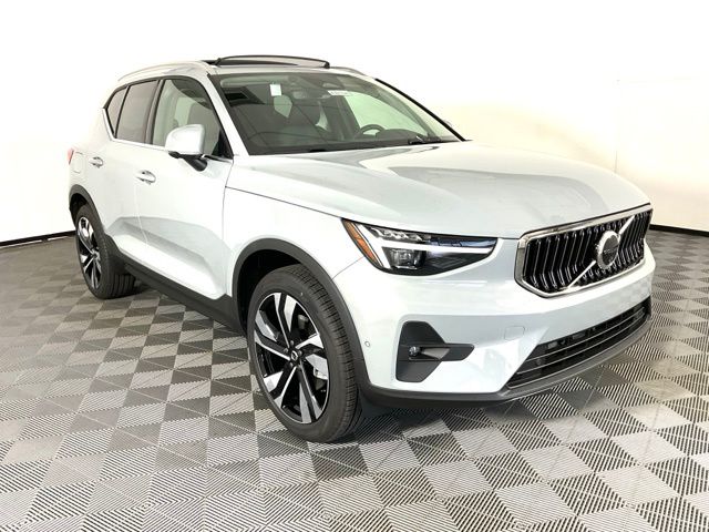 2025 Volvo XC40 photo 3