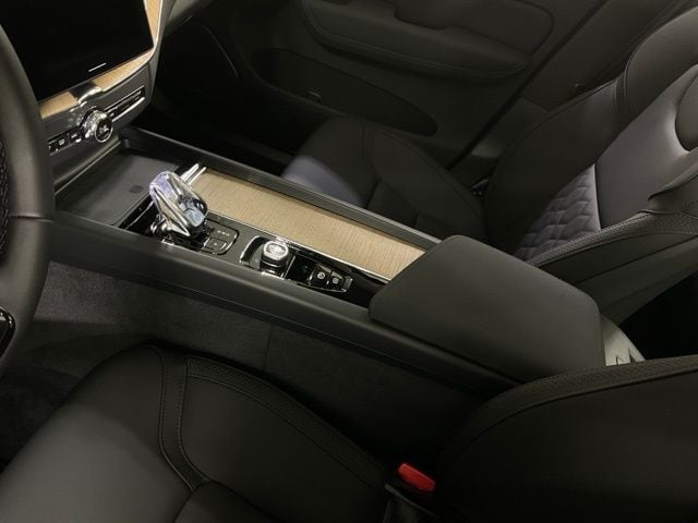 2026 Volvo XC60 Plus - Photo 17