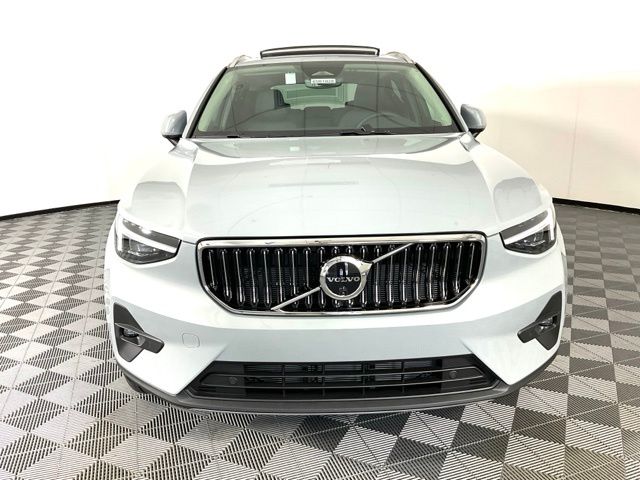 2025 Volvo XC40 photo 2