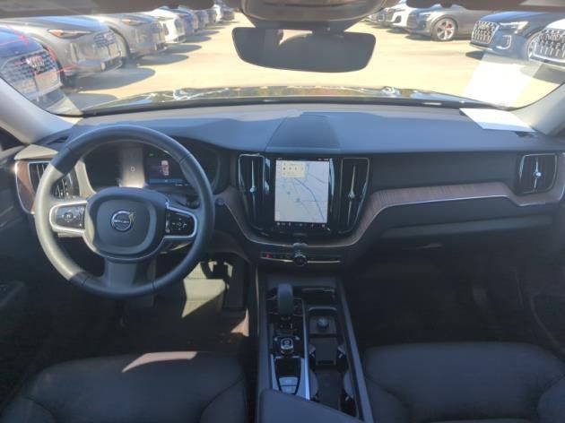 2023 Volvo XC60 B5 Plus photo 3
