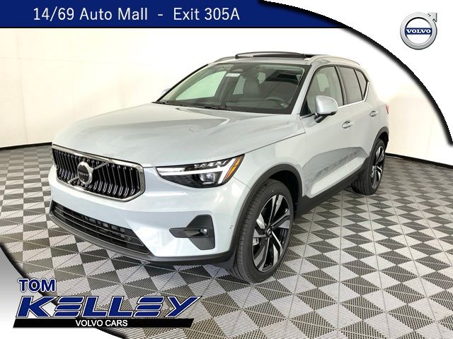 2025 Volvo XC40 SUV 