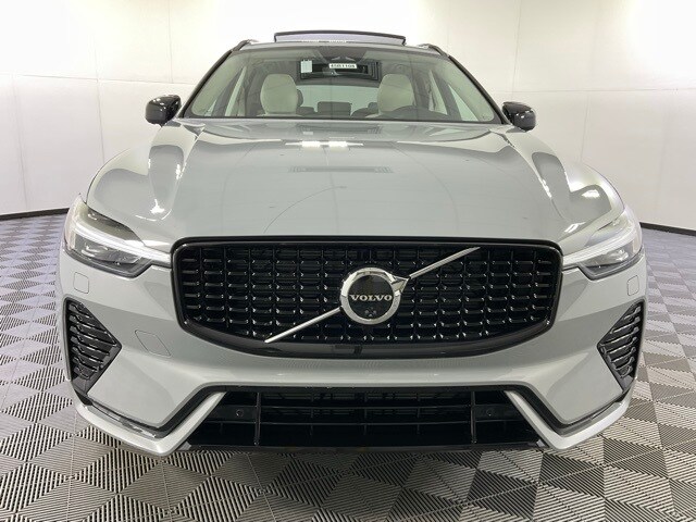 2025 Volvo XC60 B5 Plus photo 2