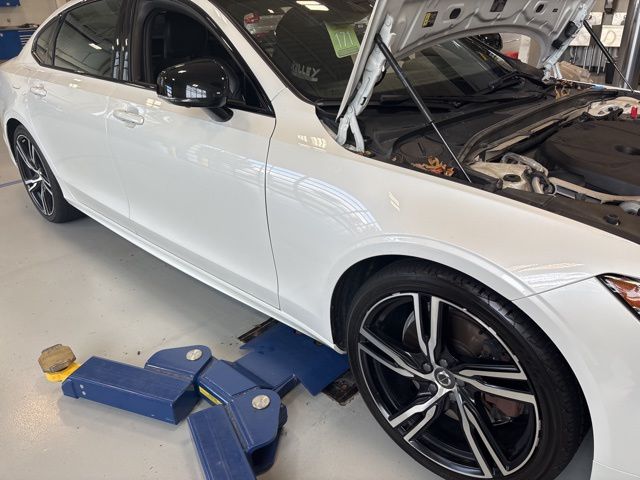 2020 Volvo S90 T6 R-Design photo 3