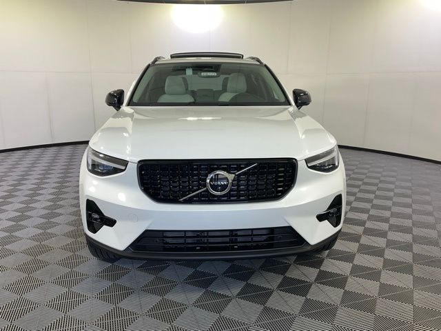 2025 Volvo XC40 Plus photo 2