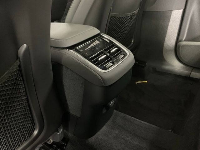 2026 Volvo XC90 Plus - Photo 18
