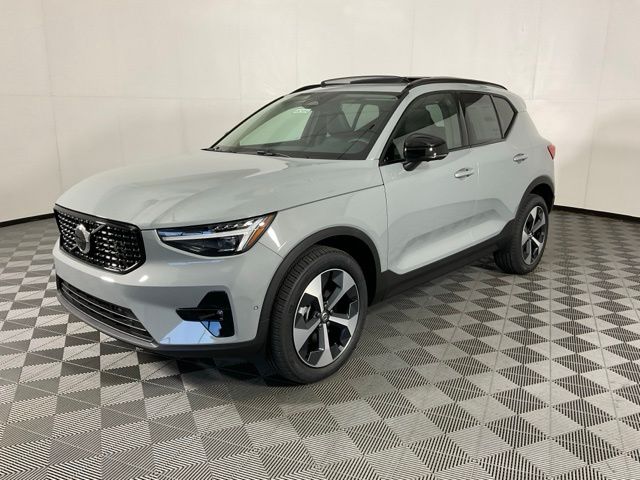 2026 Volvo XC40 Plus photo 4