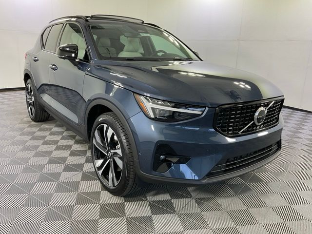 2026 Volvo XC40 photo 4