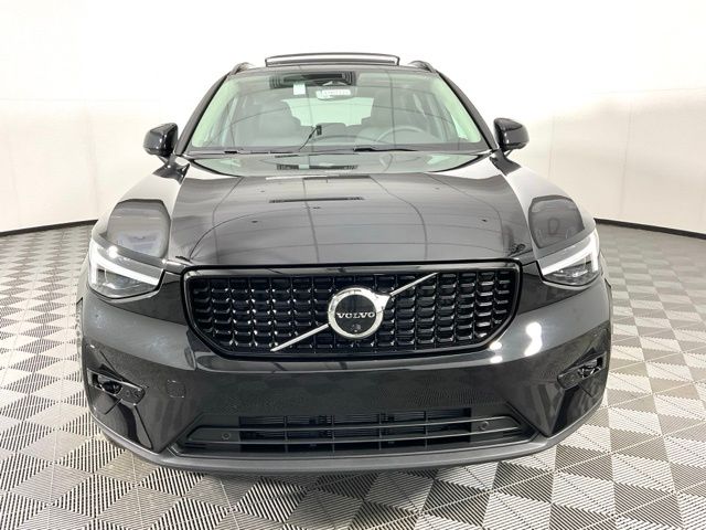 2025 Volvo XC40 photo 3