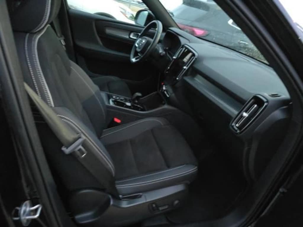 Used 2025 Volvo XC40 B5 Plus Dark Theme SUV
