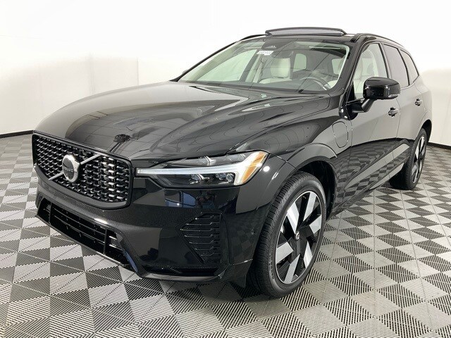 2025 Volvo XC60 Hybrid T8 Plus photo 3