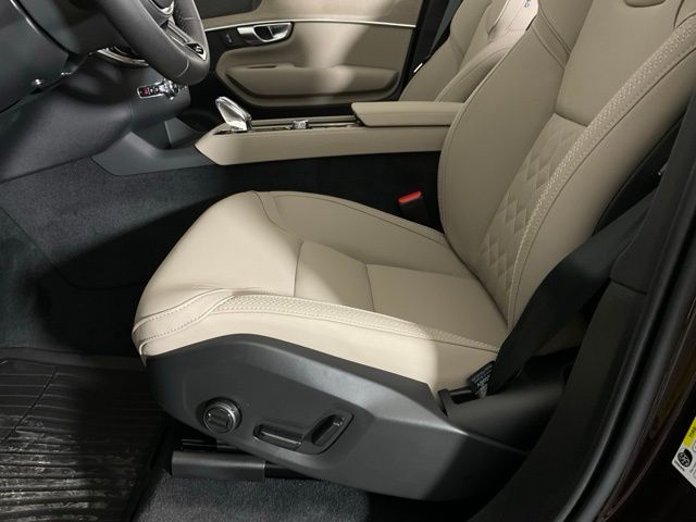 2026 Volvo XC90 Plus - Photo 31