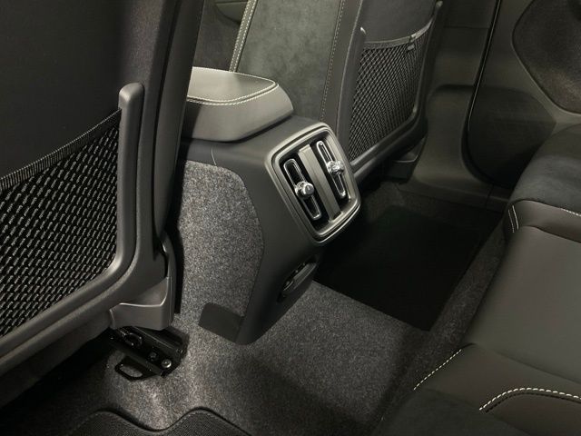 2026 Volvo XC40 Ultra Black Edition - Photo 18