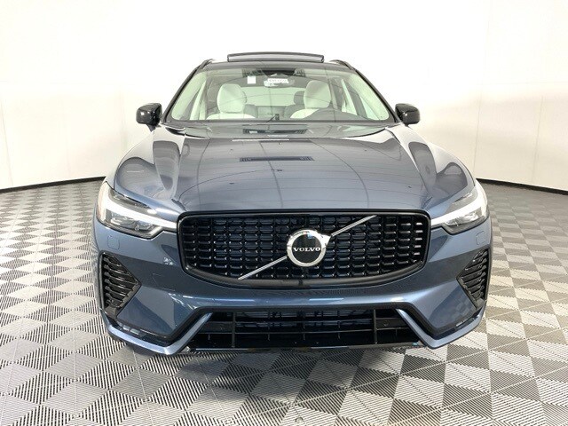 2025 Volvo XC60 B5 Core photo 3