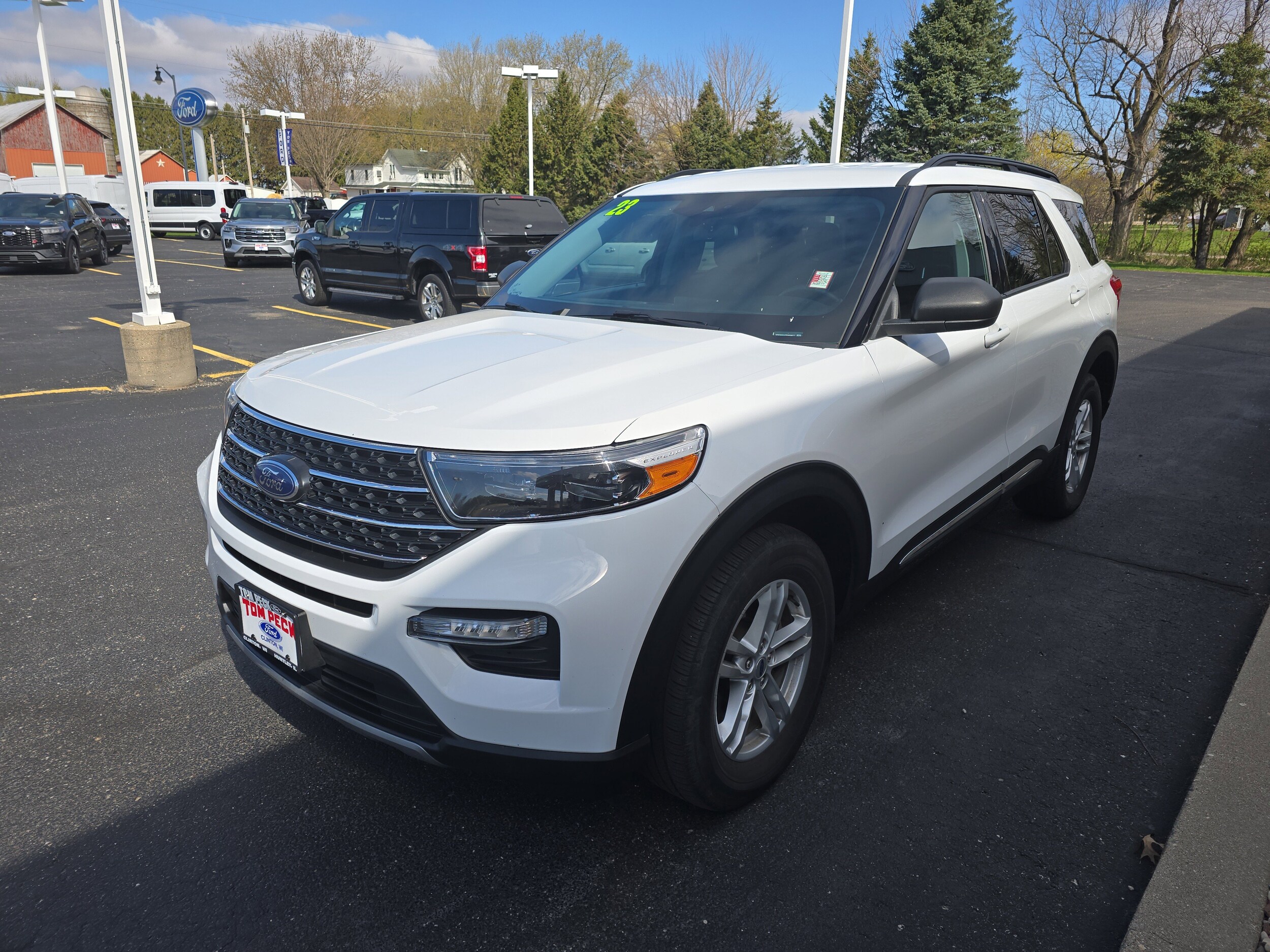 2023 Ford Explorer XLT photo 3