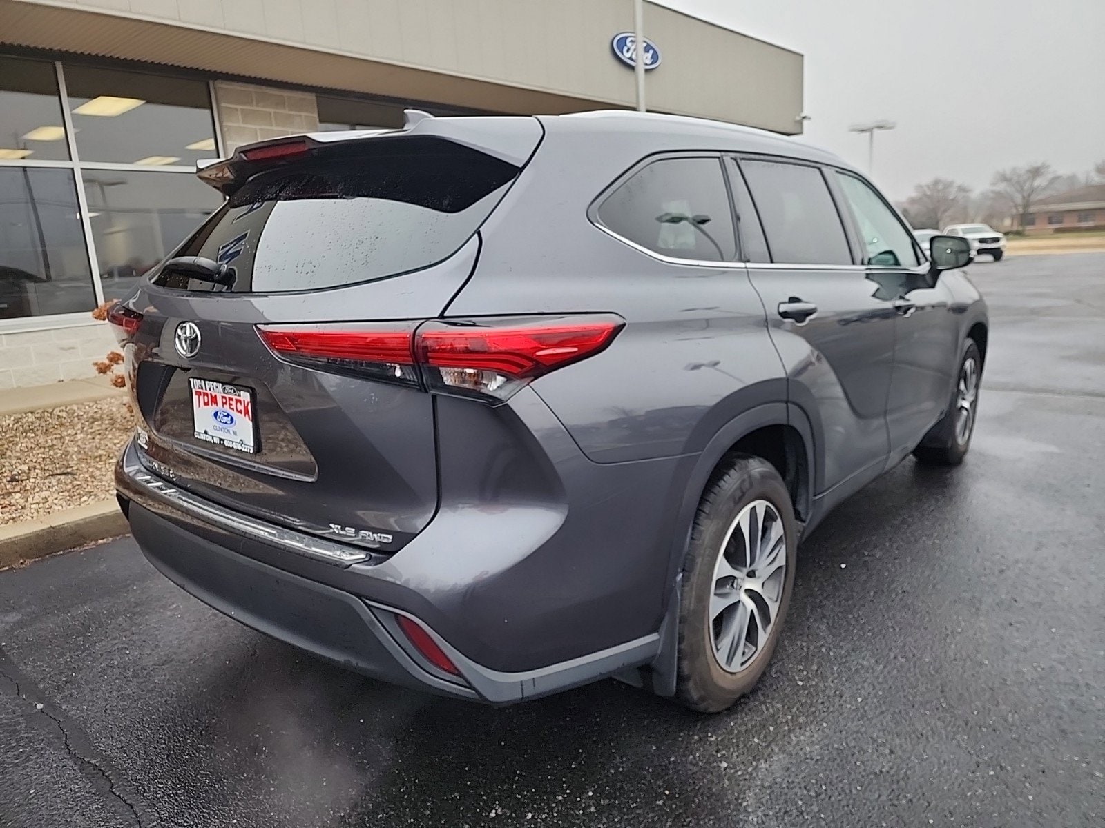 Used 2020 Toyota Highlander XLE with VIN 5TDGZRBH2LS522108 for sale in Clinton, WI