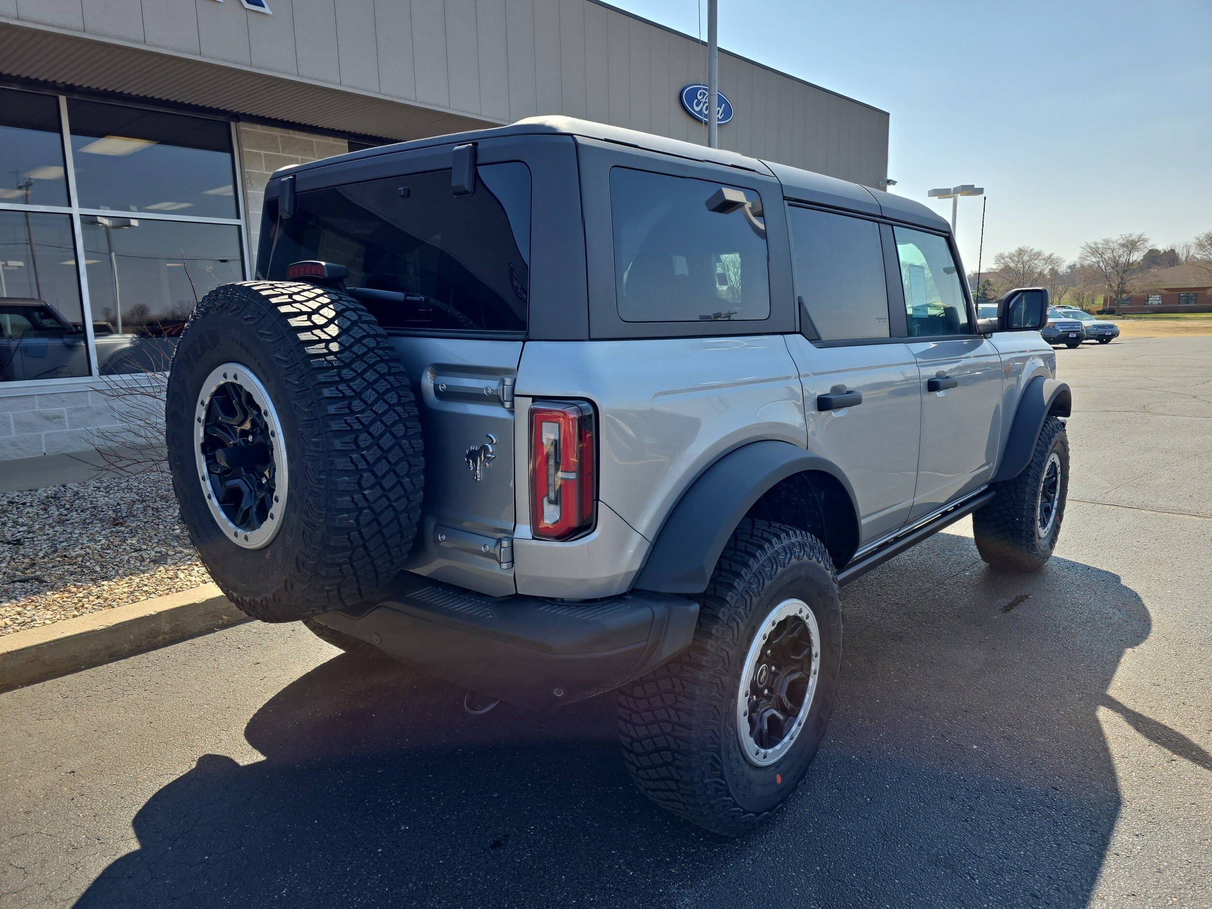 2024 Ford Bronco Badlands photo 2