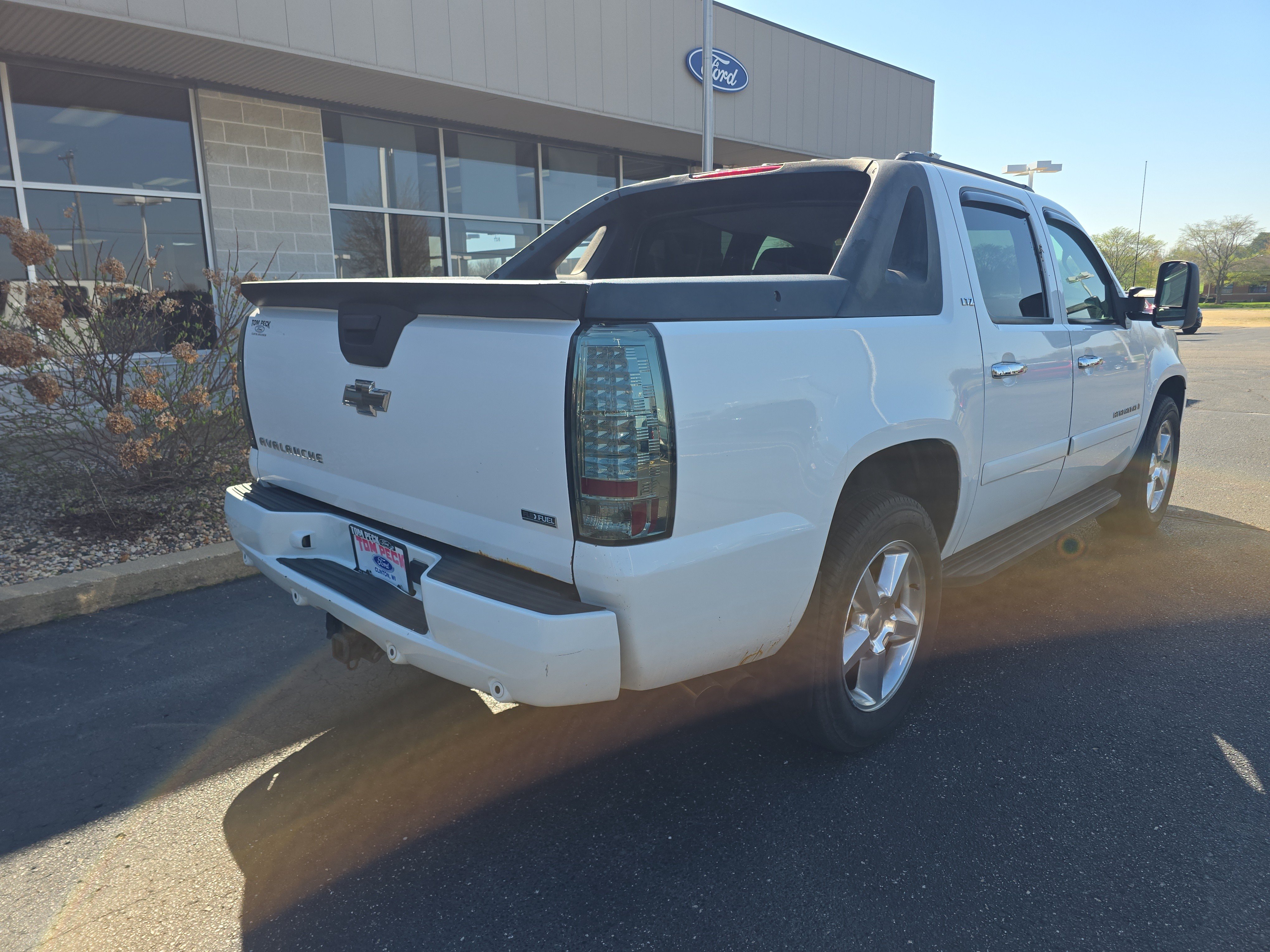 Used 2009 Chevrolet Avalanche LT1 with VIN 3GNFK22399G133573 for sale in Clinton, WI