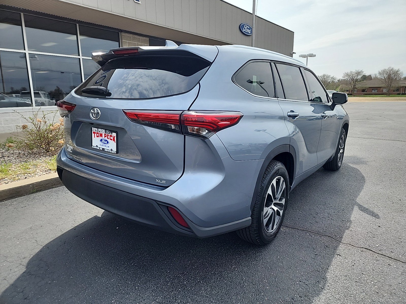 Used 2021 Toyota Highlander XLE with VIN 5TDGZRAH8MS061046 for sale in Clinton, WI