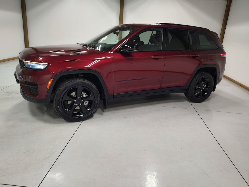 Used 2023 Jeep Grand Cherokee Laredo SUV