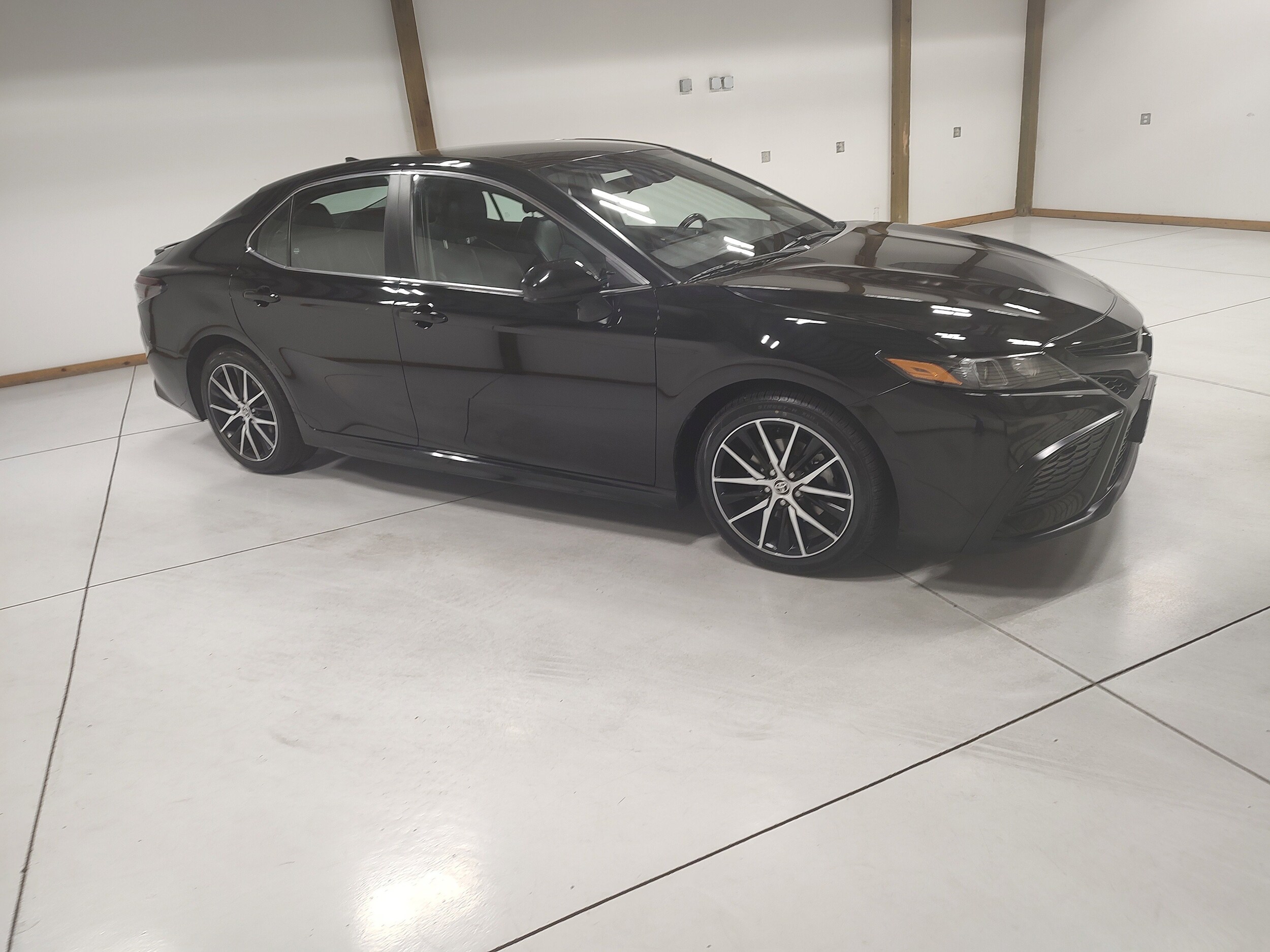 2021 Toyota Camry SE photo 2