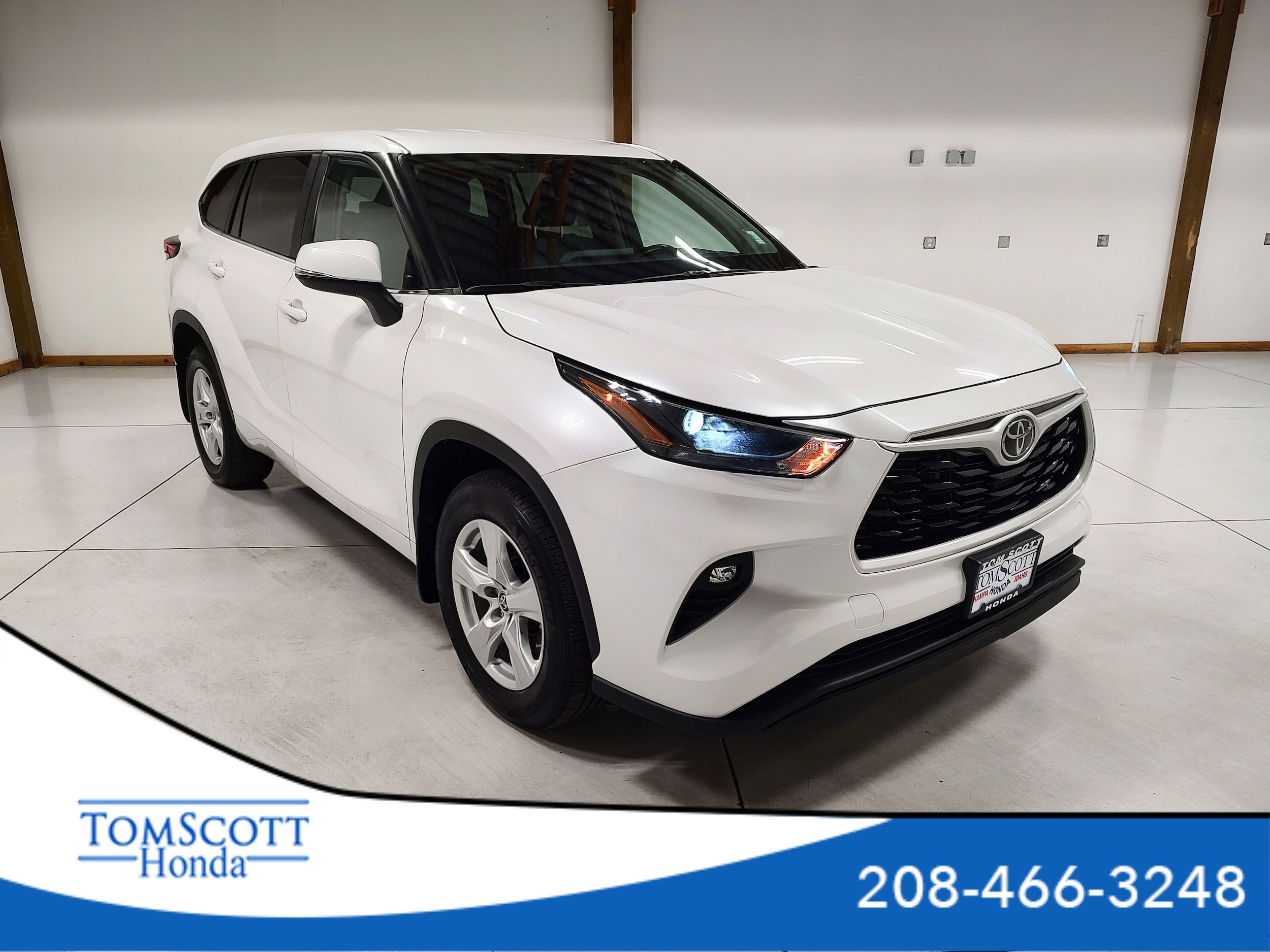 2023 Toyota Highlander LE's photo