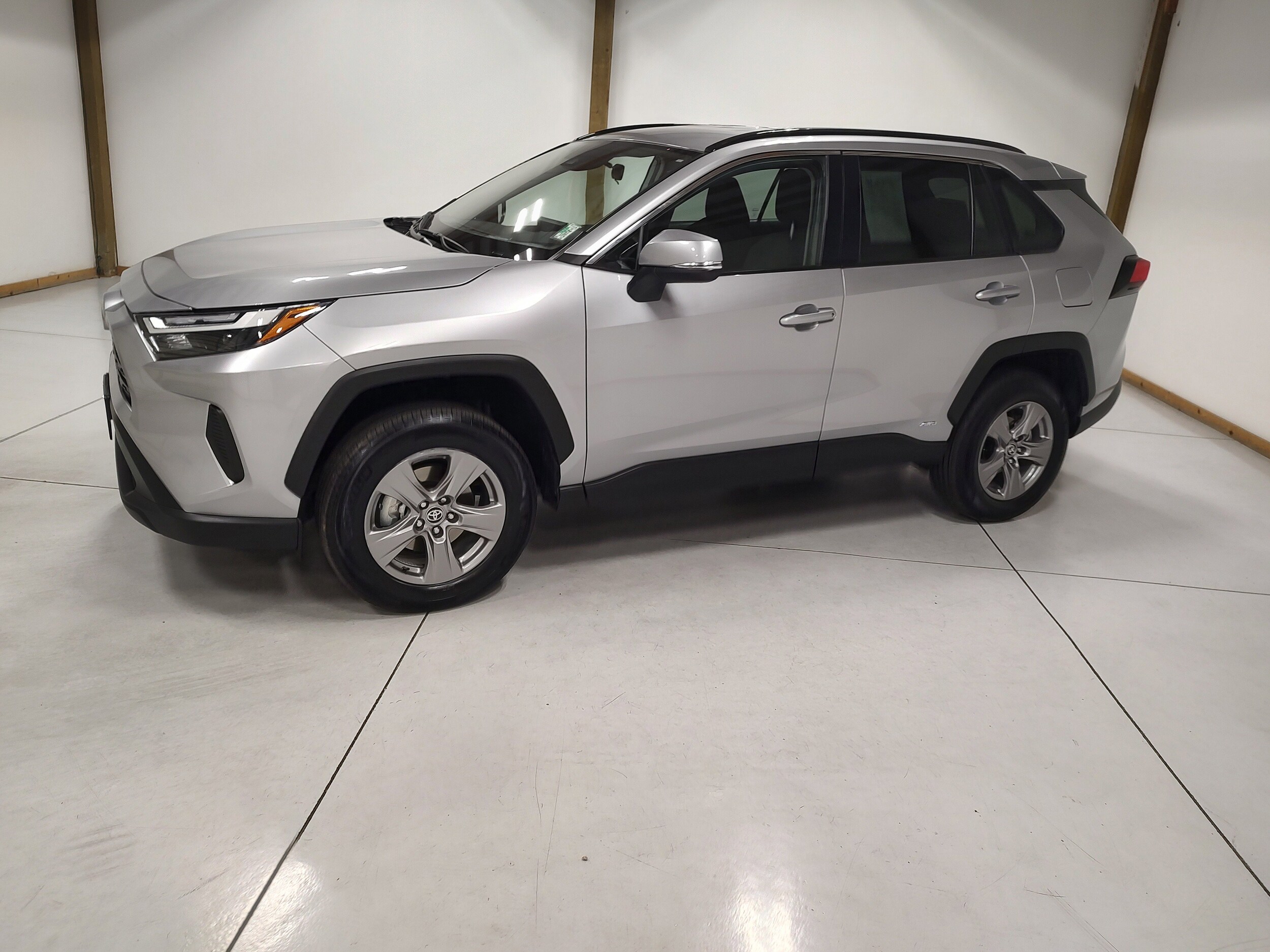 2025 Toyota RAV4 Hybrid XLE photo 2