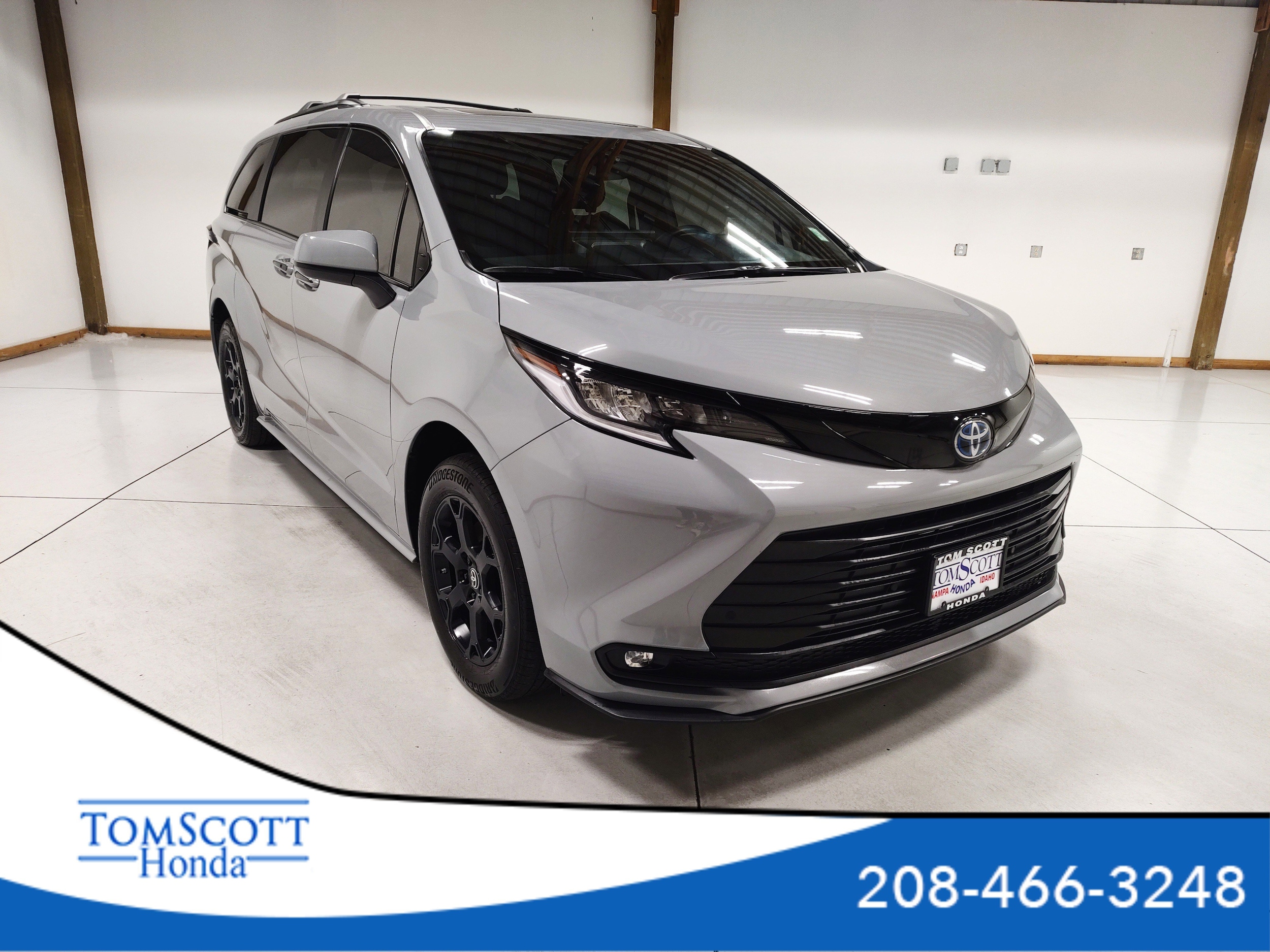 2025 Toyota Sienna Woodland Edition Hybrid AWD's photo