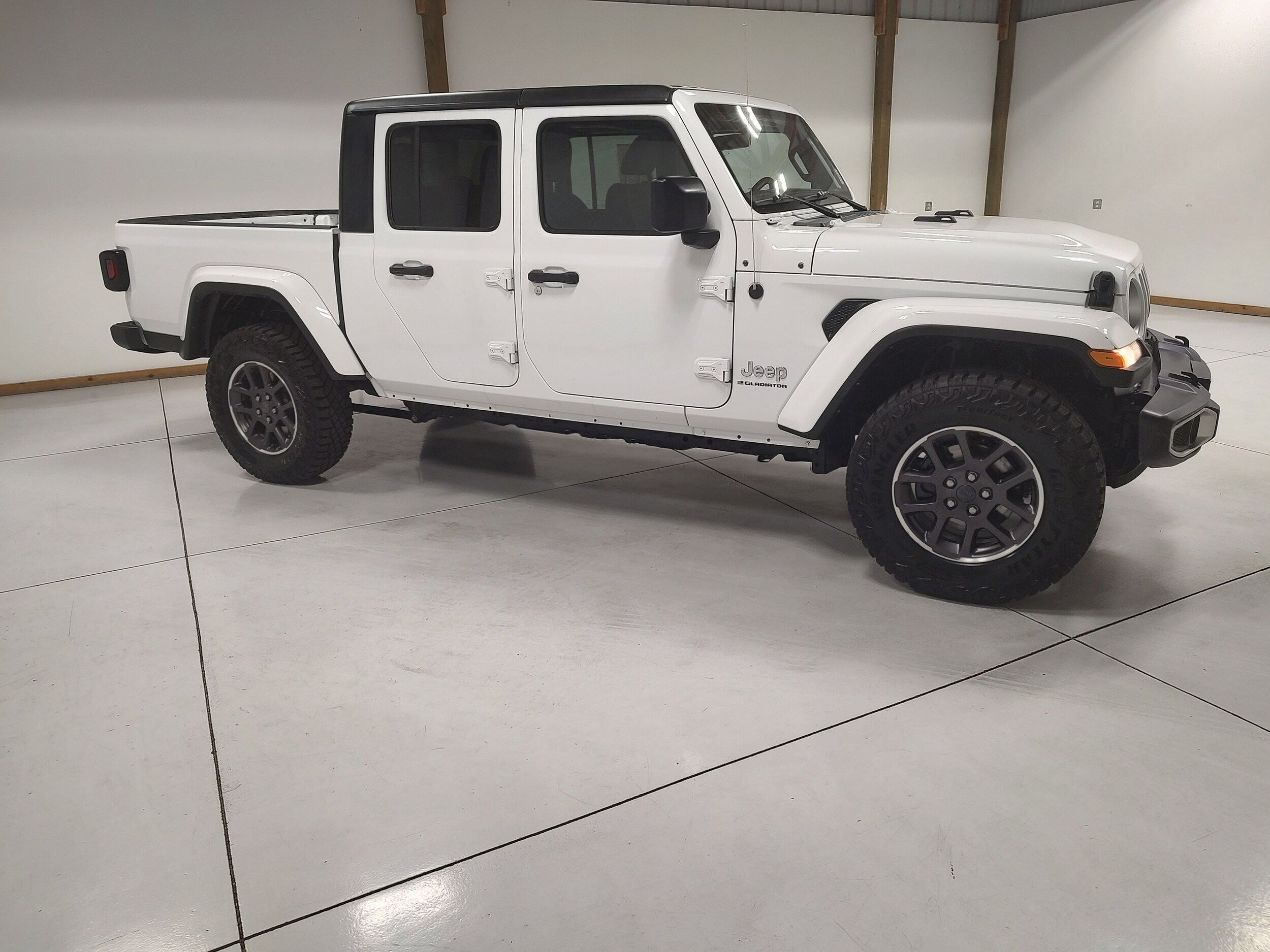 2023 Jeep Gladiator Overland photo 2