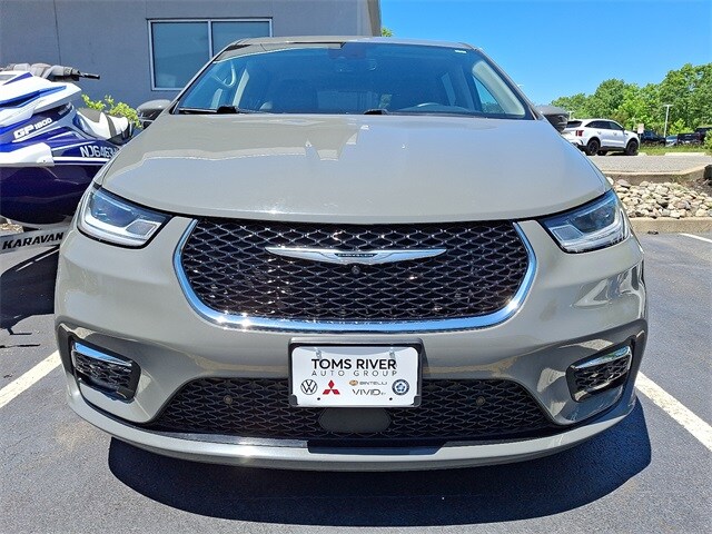 2022 Chrysler Pacifica Hybrid Touring L photo 2