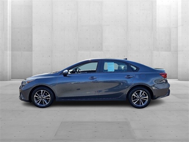 2022 Kia Forte LXS photo 2