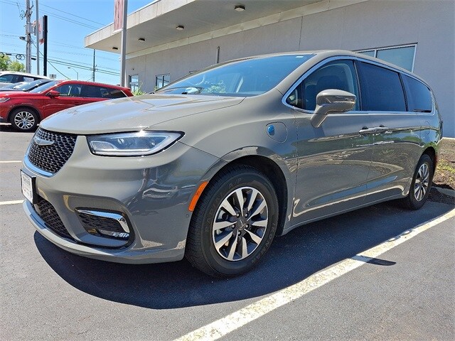 2022 Chrysler Pacifica Hybrid Touring L photo 3