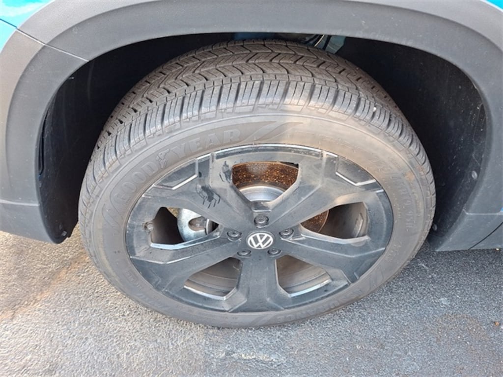 Used 2025 Volkswagen Taos 1.5T SE Black SUV