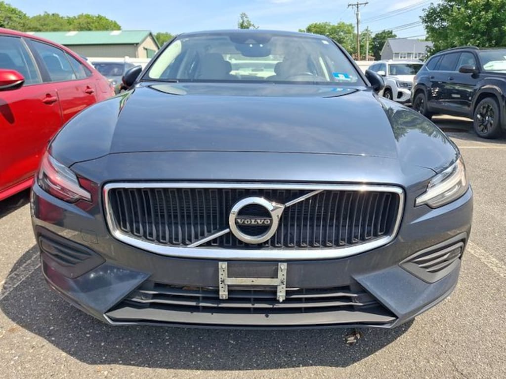 Used 2020 Volvo S60 T6 Momentum Sedan