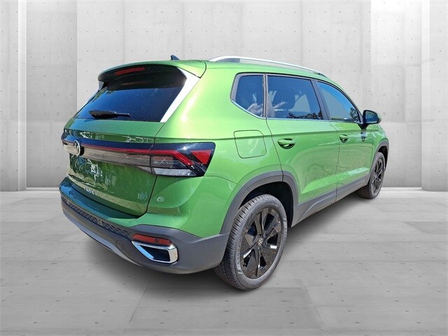 2025 Volkswagen Taos SE photo 2