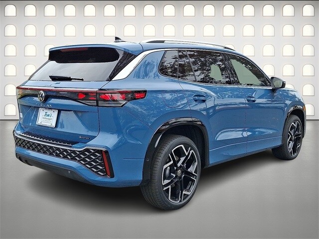 2026 Volkswagen Tiguan SEL R-Line photo 4