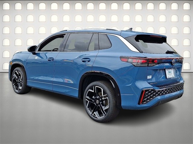 2026 Volkswagen Tiguan SEL R-Line photo 3