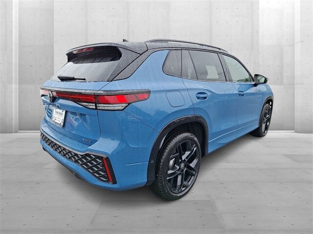 2025 Volkswagen Tiguan SE R-Line Black photo 4